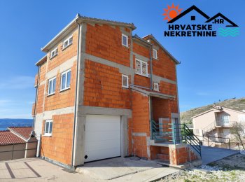 Nedovršena apartmanska kuća u okolici Omiša