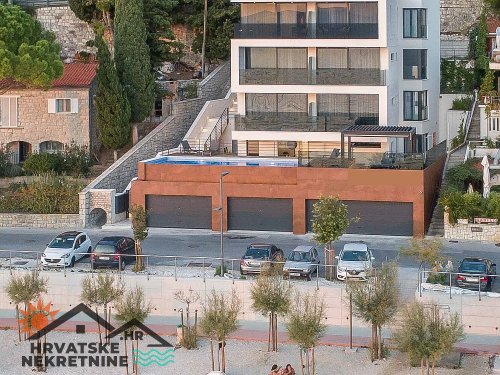 Luksuzni apartmani u vili sa bazenom u 1. redu do mora