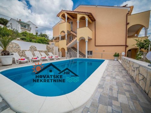 Vila s bazenom i šest apartmana u 1. redu 