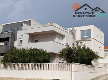 Dvoetažni apartman blizu plaže na Pagu