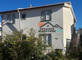 Kuća s dva apartmana na Viru