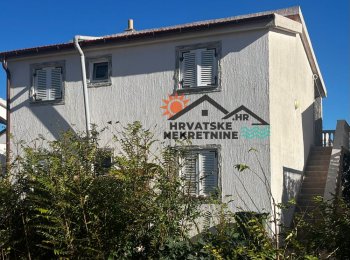 Kuća s dva apartmana na Viru