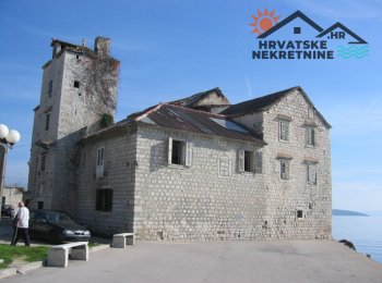 Palača na morskim liticama