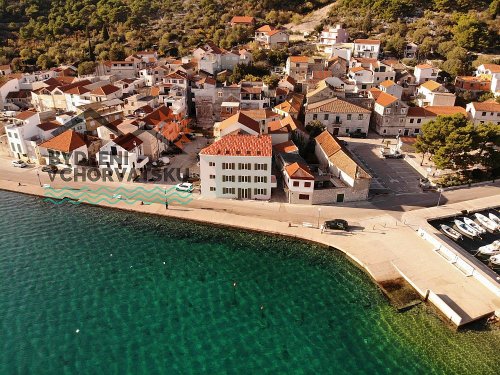 Apartmanska kuća s garažom u prvom redu 