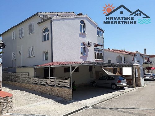 Kuća s apartmanima u Vodicama