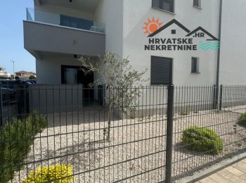 Apartman s vrtom 90 metara od plaže